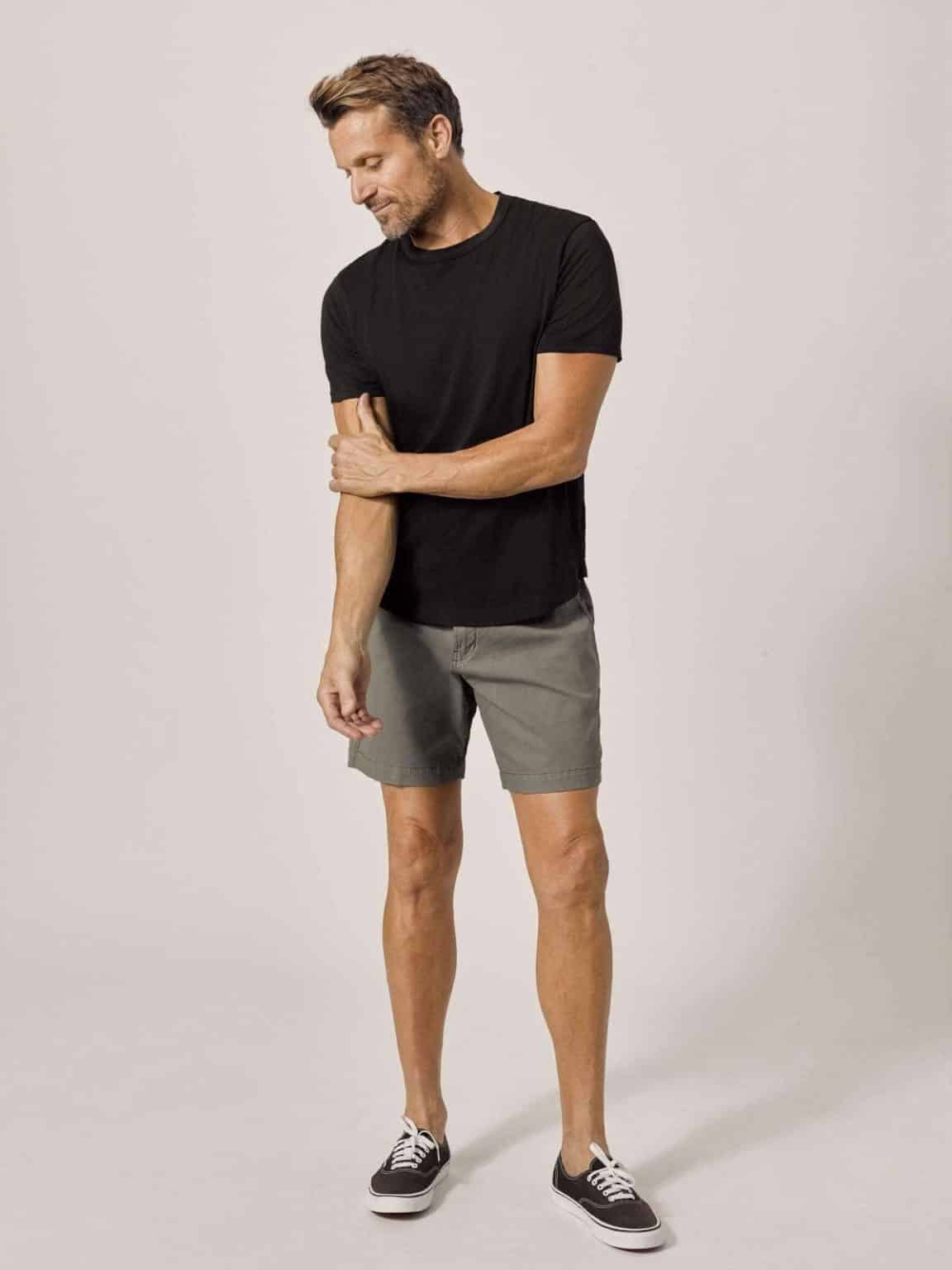 Top 10 Best Black Tee Shirts Made For Men Guide] ChatterSource