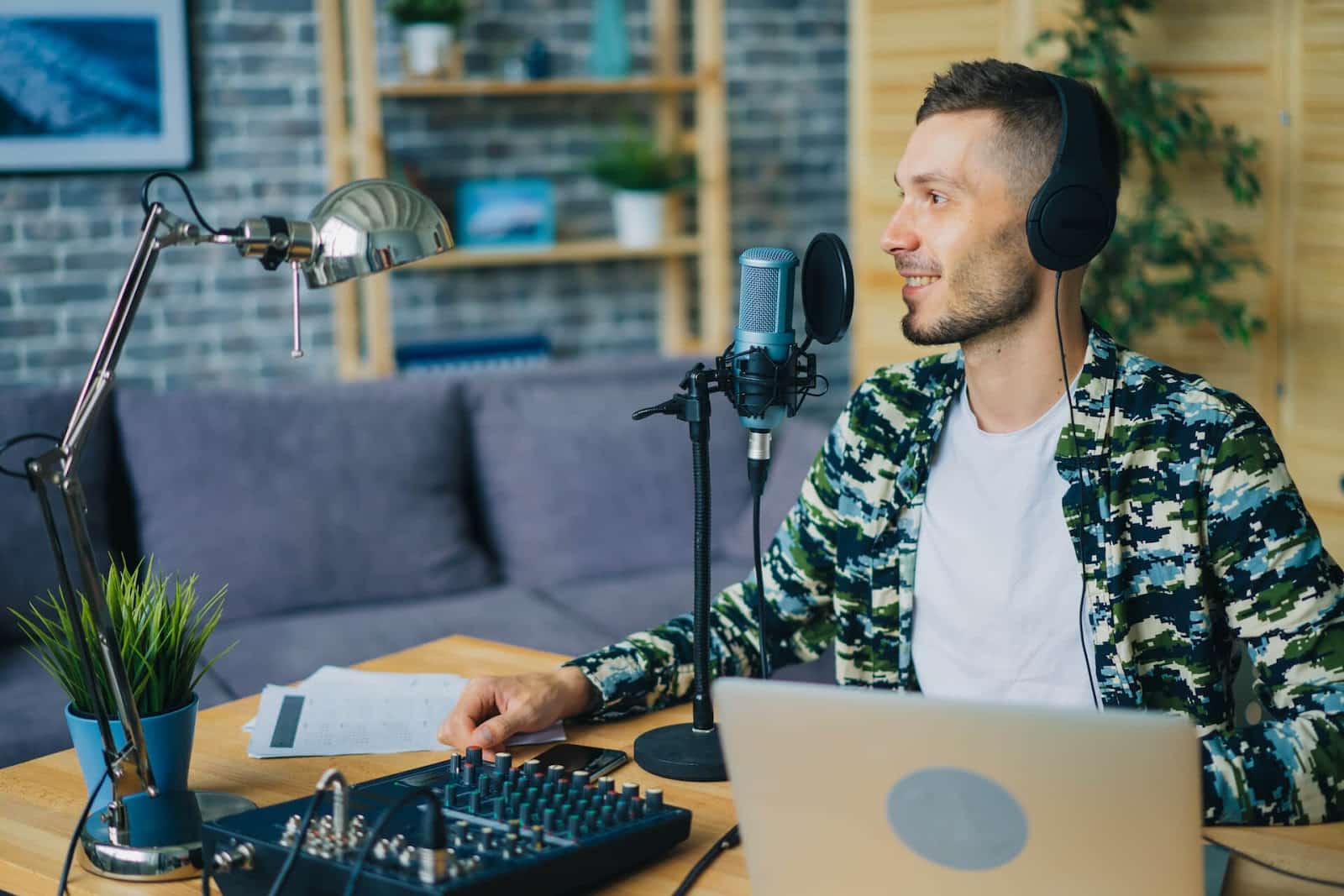 The 11 Best Microphones For Starting A Podcast [Buyer Guide