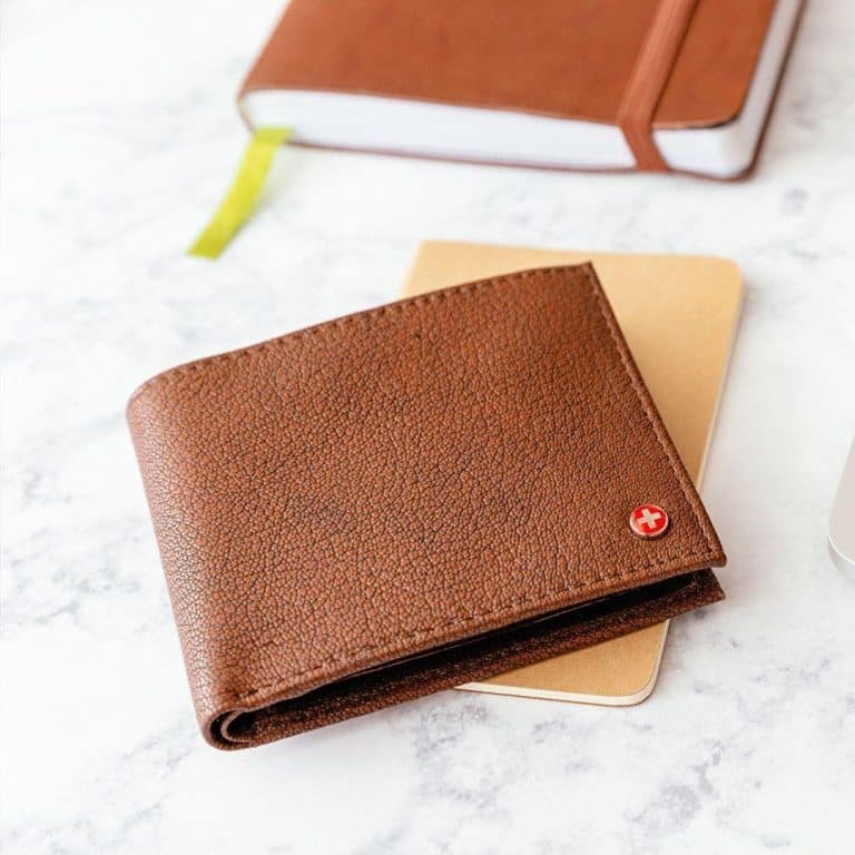 How To Choose The Right Men’s Wallet [With 6 Tips From The Pros