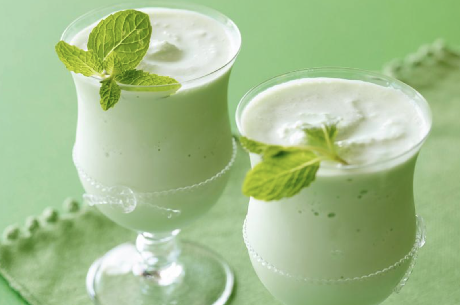 коктейль манго-джулеп. коктейль с добавлением мяты. перечная мята коктейль. мята геншин. джулеп коктейль.